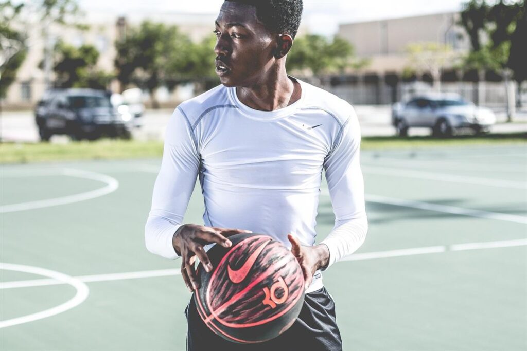 Wenn es um Premium-Sneaker, erstklassige Streetwear und die angesagtesten Kollaborationen geht, ist ein Name unangefochten führend: KICKZ.com. Gegründet 1993 und tief in der Basketballkultur verwurzelt, hat sich KICKZ zu einer der führenden Lifestyle- und Modeadressen Europas entwickelt und bietet stilbewussten Käufern weltweit trendige Sneaker und urbane Kleidung.