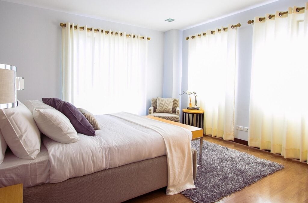 Creating a home that feels warm, stylish, and effortless doesn’t have to come with a luxury price tag. Bed Bath & Beyond continues to be a trusted destination for everyday comfort and timeless home essentials. From statement rugs to cozy bedding and smart organization, the brand’s curated collections make it easy to refresh any room with elevated style.