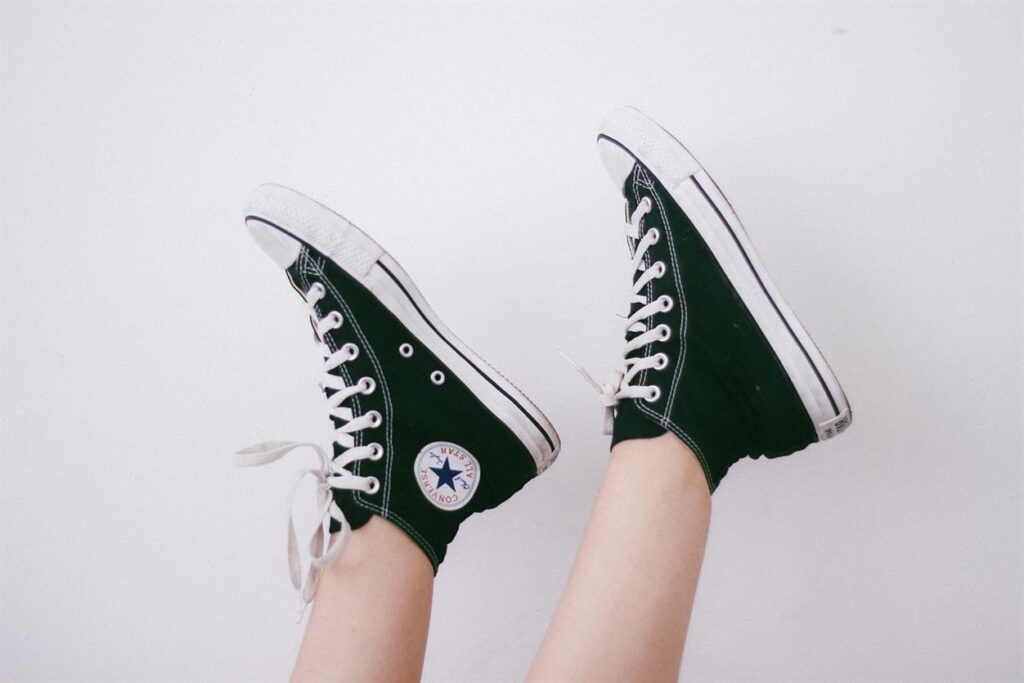 Converse is niet zomaar een sneakermerk; het is een iconisch symbool van culturele betekenis, veerkracht en innovatie die generaties en continenten overstijgt. Van zijn bescheiden begin in het begin van de 20e eeuw tot een wereldwijd symbool van individualiteit, heeft Converse zijn erfenis geëtst in de wereld van mode, muziek, sport en het dagelijks leven. Maar wat maakt Converse meer dan alleen een sneaker? Laten we de blijvende invloed van dit Amerikaanse merk en zijn verbinding met het bredere culturele tapijt onderzoeken, waaronder zijn sterke impact in Nederland en de rest van de wereld.