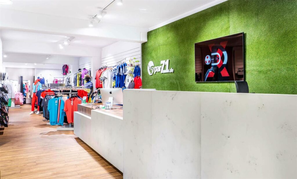 Für Golfbegeisterte in Deutschland ist Par71.de die ultimative Adresse für erstklassige Golfausrüstung, stylische Bekleidung und erstklassige Expertenberatung. Dieses moderne Golf-Einkaufszentrum liegt günstig in Ratingen und bietet ein unvergleichliches Einkaufserlebnis mit über 5.000 hochwertigen Golfprodukten der renommiertesten Marken der Branche.