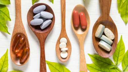 In einer Welt voller Gesundheits- und Nahrungsergänzungsmittel bietet Myvial etwas Erfrischendes: Bio-, vegane Wellnessprodukte, die sowohl den Planeten als auch Ihren Körper schonen. Die von den Brüdern Michael und Christian Schmid gegründete Marke mit Sitz in Deutschland setzt auf einen ganzheitlichen Ansatz für Wohlbefinden, indem sie Natur, Qualität und nachhaltige Produktion vereint. Ob Sie Ihr Immunsystem stärken, Ihren Schlaf verbessern oder Stress auf natürliche Weise bewältigen möchten – Myvials sorgfältig zusammengestelltes Sortiment an Nahrungsergänzungsmitteln unterstützt Sie transparent und mit Sorgfalt bei Ihren Zielen.