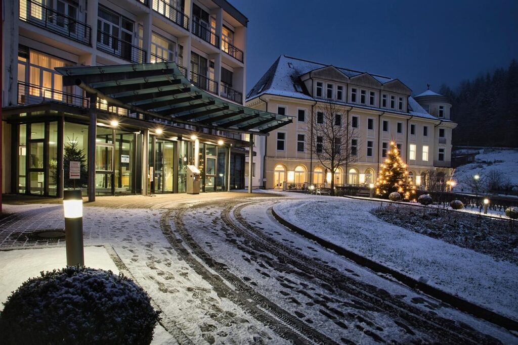 Best Western Hotels & Resorts hat sich zu einem der bekanntesten Namen im Gastgewerbe entwickelt und verbindet internationale Reichweite mit der Persönlichkeit lokal geführter Hotels. Mit Häusern in über 100 Ländern bietet die Marke gleichbleibenden Komfort und Service, wobei jedes Hotel den Charme seiner Region widerspiegelt. Von Geschäftsreisen bis hin zu Familienurlauben hat sich Best Western als zuverlässige Wahl für Reisende etabliert, die Wert auf Erschwinglichkeit und Charakter legen.