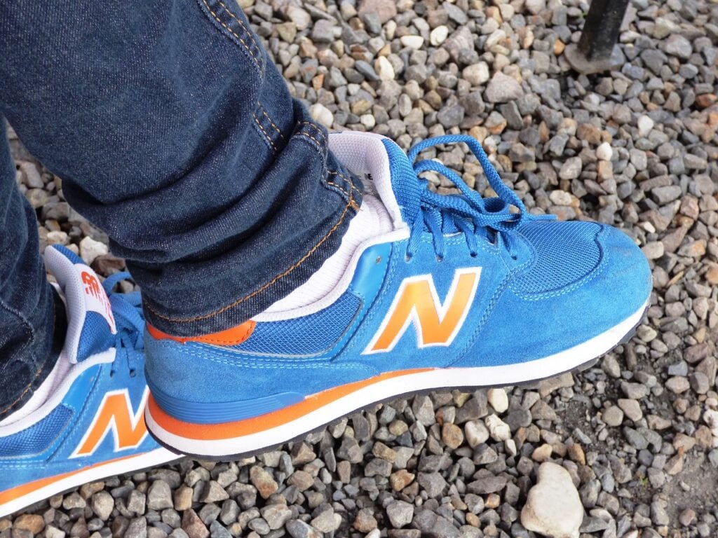 In the fast-evolving world of footwear, one brand consistently stands out for its commitment to both performance and comfort—New Balance. Known for its high-quality shoes that cater to athletes, runners, and everyday wearers alike, New Balance is not just keeping pace with industry trends but actively shaping the future of footwear. By blending cutting-edge technology with a dedication to comfort, the brand has become synonymous with innovation in design, making waves in both the athletic and lifestyle sectors.