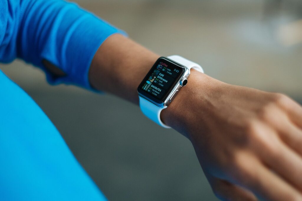 In de wereld van draagbare technologie is de smartwatch voor velen een onmisbaar accessoire geworden, met alles van fitnesstracking tot directe meldingen. Maar hoewel de functionaliteit van een smartwatch essentieel is, is het de band die vaak de eerste indruk maakt. Of je nu je smartwatch wilt laten matchen met je stijl of een duurzame band nodig hebt voor intensieve trainingen, SmartwatchBanden.nl is dé bestemming in Nederland voor hoogwaardige, stijlvolle en duurzame smartwatch-bandjes.